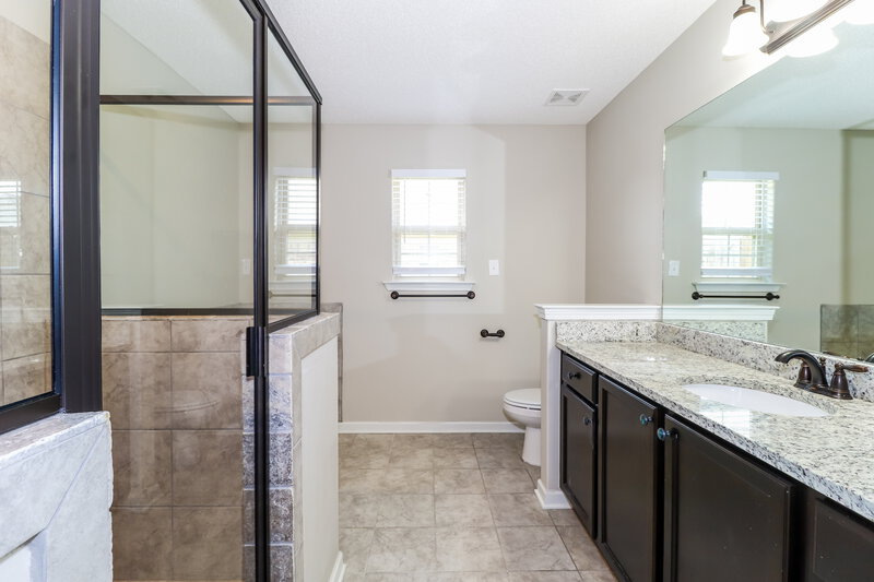 2,150/Mo, 1075 Carib Loop W Cordova, TN 38018 Main Bathroom View