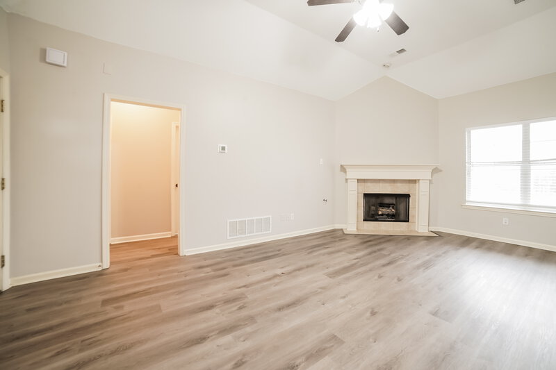 2,340/Mo, 5571 Lakeside Cir W Walls, MS 38680 Living Room View 2