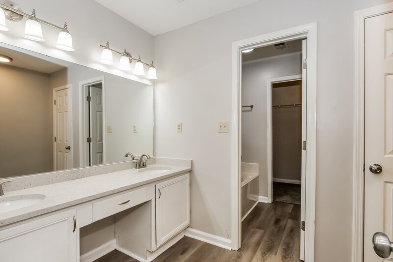 1,800/Mo, 4444 Shadow Ridge Dr Horn Lake, MS 38637 Main Bathroom View