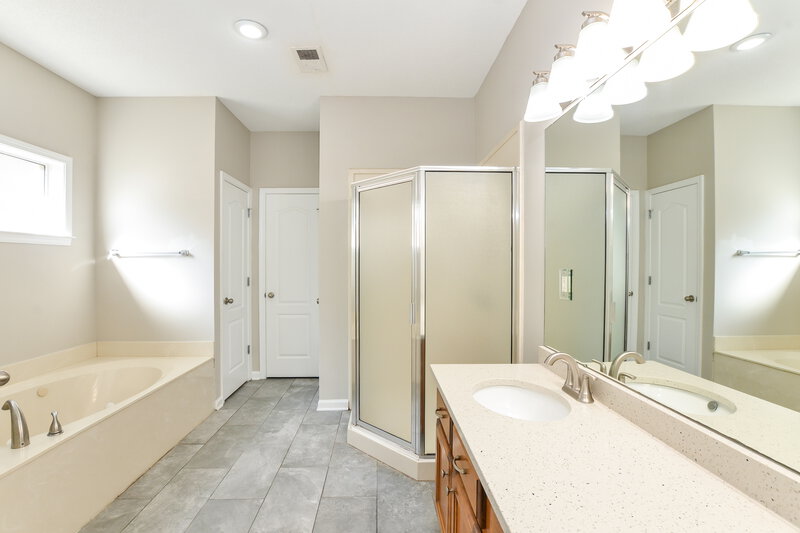 2,280/Mo, 4485 Nicholas Ln Southaven, MS 38672 Main Bathroom View 2