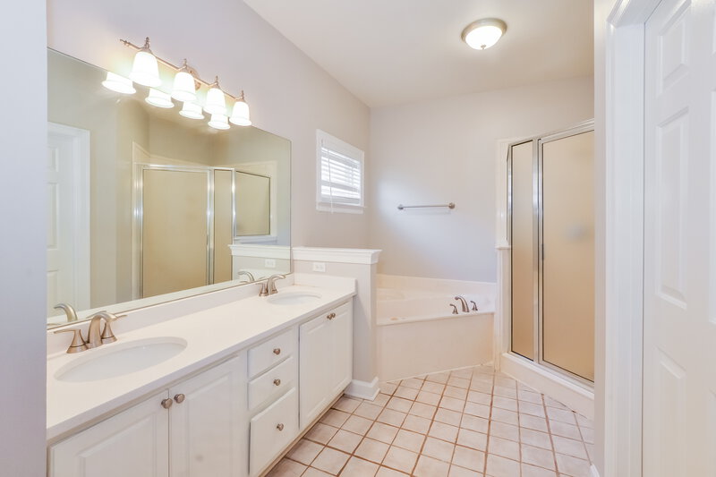 2,120/Mo, 4508 Westminister Cir Southaven, MS 38671 Main Bathroom View