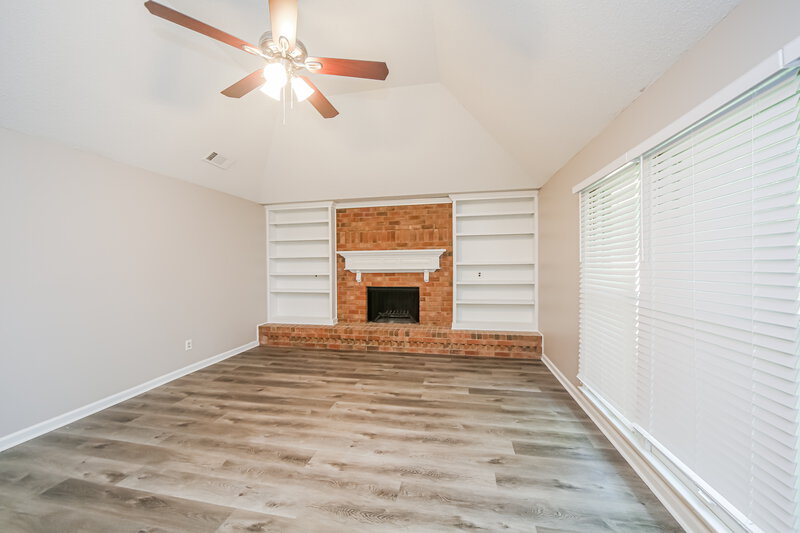2,700/Mo, 7253 Kingsland Dr Memphis, TN 38125 Living Room View 2