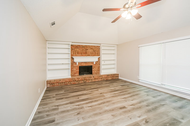 2,700/Mo, 7253 Kingsland Dr Memphis, TN 38125 Living Room View 3