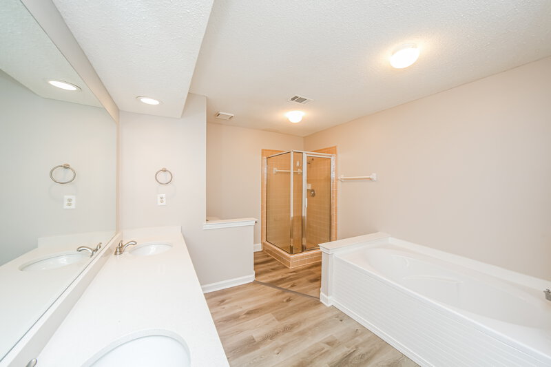2,700/Mo, 7253 Kingsland Dr Memphis, TN 38125 Main Bathroom View