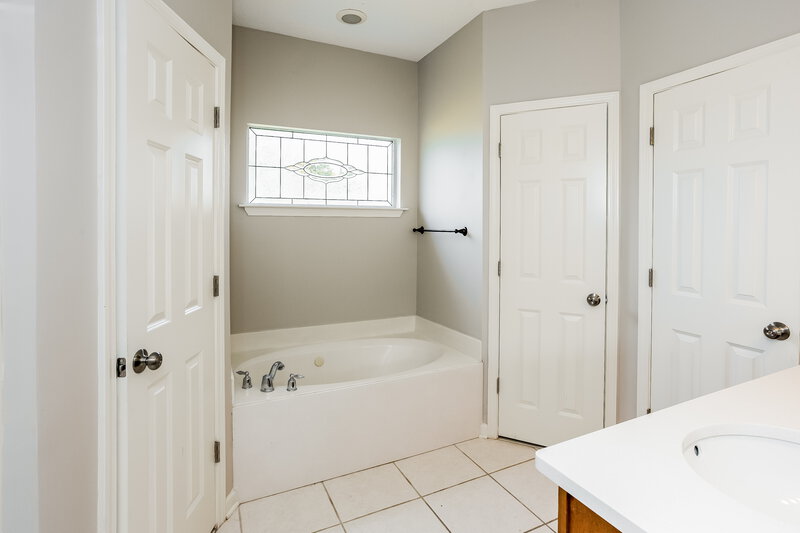 2,045/Mo, 610 Classic Dr N Hernando, MS 38632 Main Bathroom View