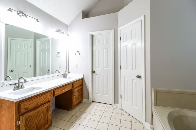 2,140/Mo, 6044 Woodstock Hills Dr Millington, TN 38053 Main Bathroom View