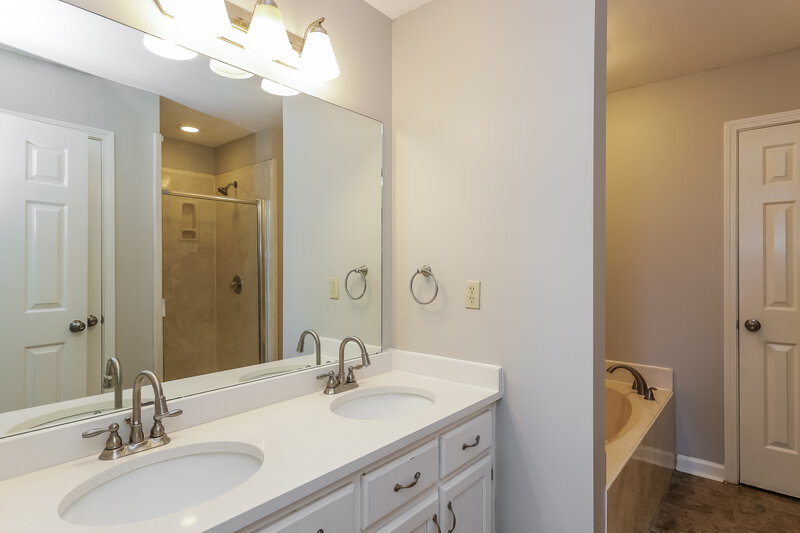 1,750/Mo, 7364 Wendy Way Walls, MS 38680 Main Bathroom View