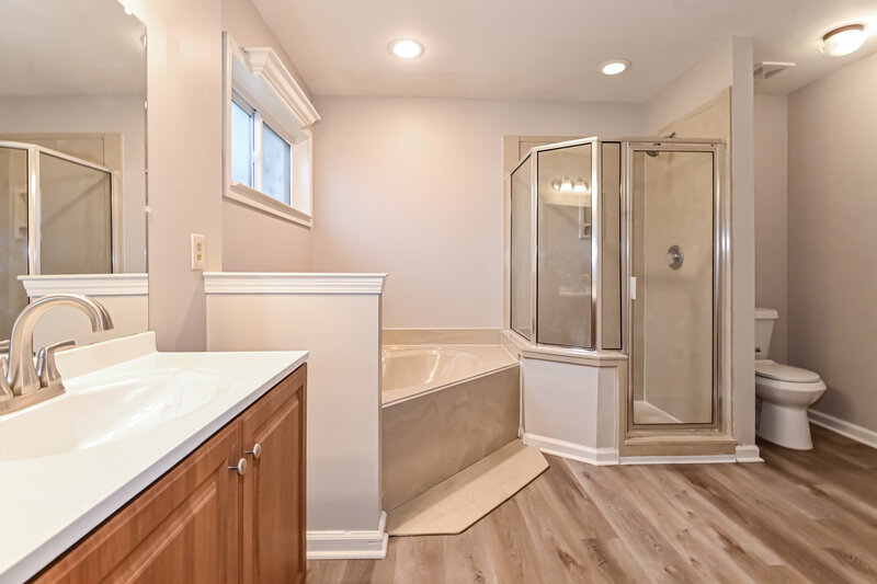 2,095/Mo, 7376 Wendy Way Walls, MS 38680 Main Bathroom View