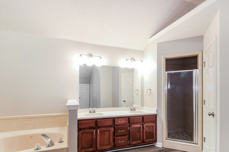 3,320/Mo, 1728 Edgeburg Ln Cordova, TN 38016 Main Bathroom View