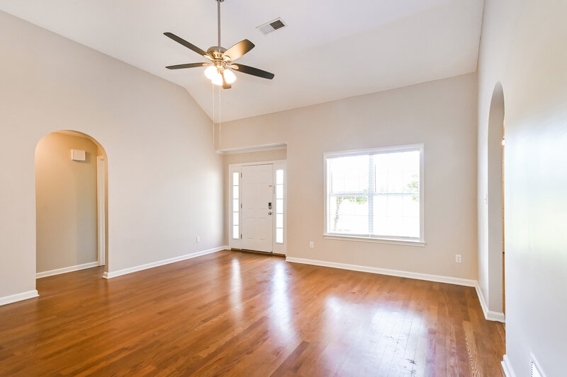 2,220/Mo, 70 Desoto Ave Hernando, MS 38632 Living Room View