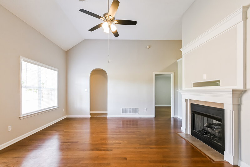 2,220/Mo, 70 Desoto Ave Hernando, MS 38632 Living Room View 2