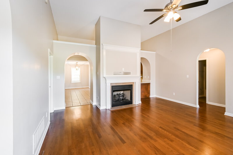 2,220/Mo, 70 Desoto Ave Hernando, MS 38632 Living Room View 3
