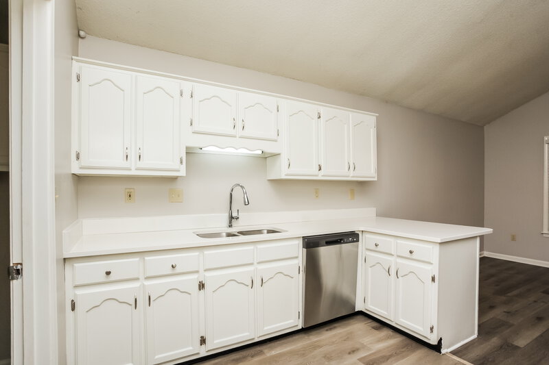 1,640/Mo, 7196 Atterbury Cir W Southaven, MS 38671 Kitchen View 2