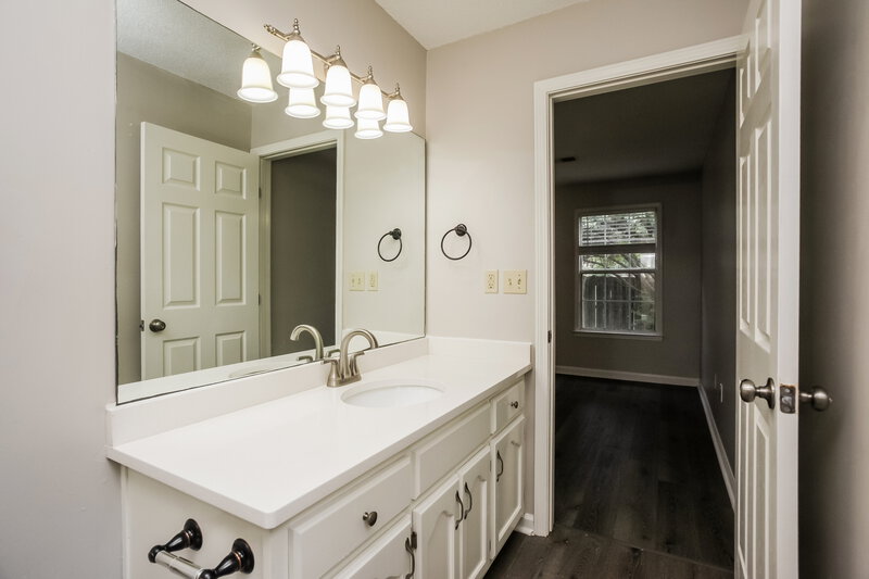 1,640/Mo, 7196 Atterbury Cir W Southaven, MS 38671 Main Bathroom View 2