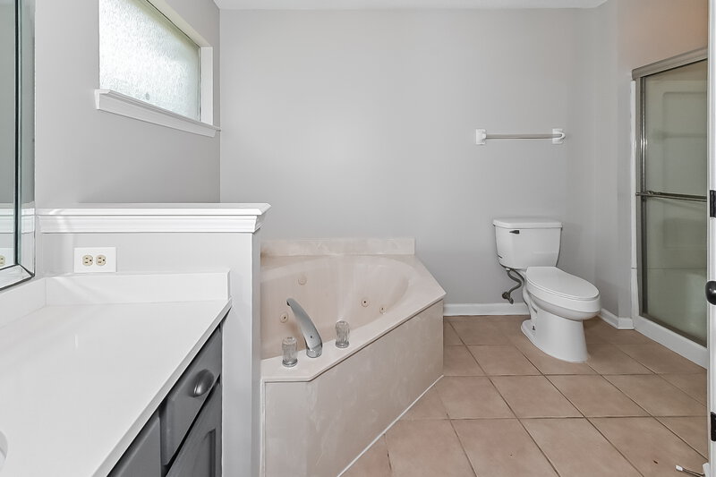 1,660/Mo, 5814 Steffani Dr Southaven, MS 38671 Main Bathroom View