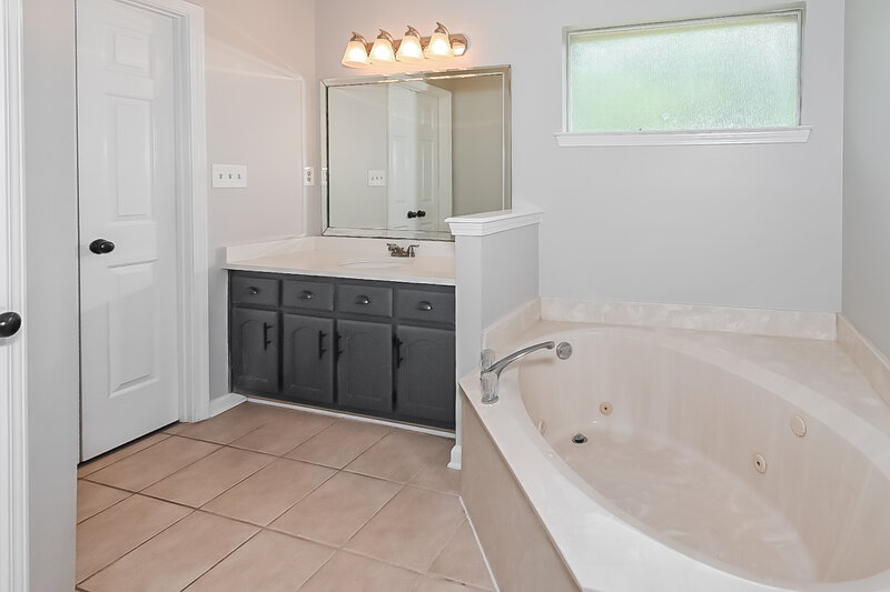 1,660/Mo, 5814 Steffani Dr Southaven, MS 38671 Main Bathroom View 2
