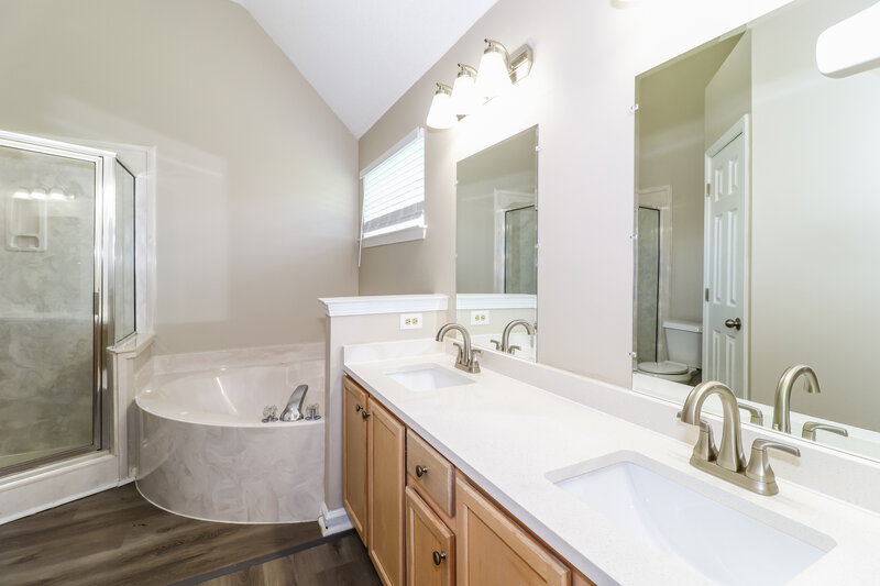 1,840/Mo, 80 Village Dr Oakland, TN 38060 Main Bathroom View