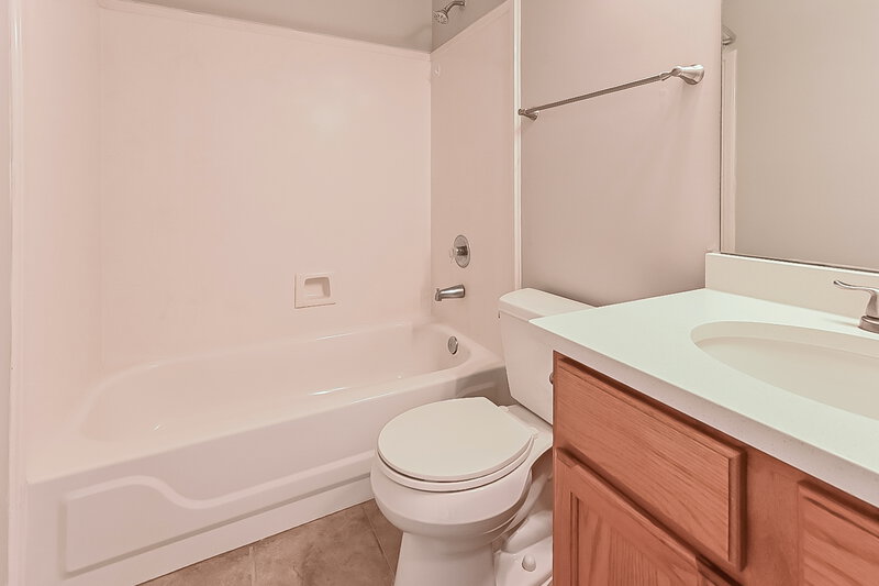 1,900/Mo, 5675 Michaelson Dr Olive Branch, MS 38654 Bathroom View