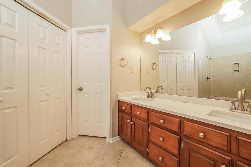 1,760/Mo, 8672 Debbie Kay Ln Memphis, TN 38018 Main Bathroom View