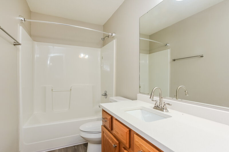 1,790/Mo, 50 Oakland Woods Cove Oakland, TN 38060 Bathroom View
