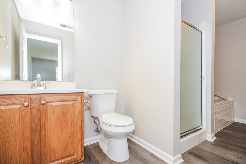 2,300/Mo, 9961 Fox Run Dr Olive Branch, MS 38654 Main Bathroom View