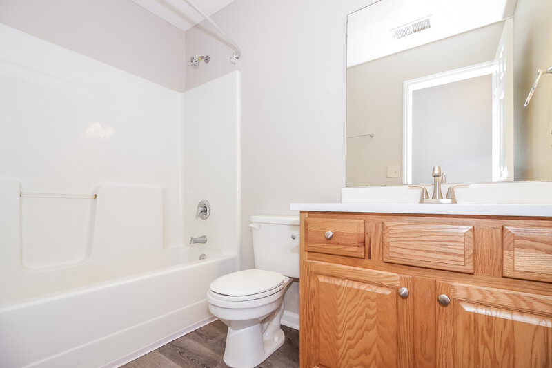2,300/Mo, 9961 Fox Run Dr Olive Branch, MS 38654 Bathroom View