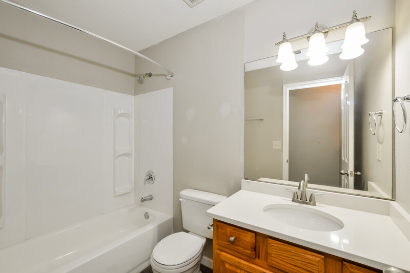 2,100/Mo, 9961 Fox Run Dr Olive Branch, MS 38654 Bathroom View