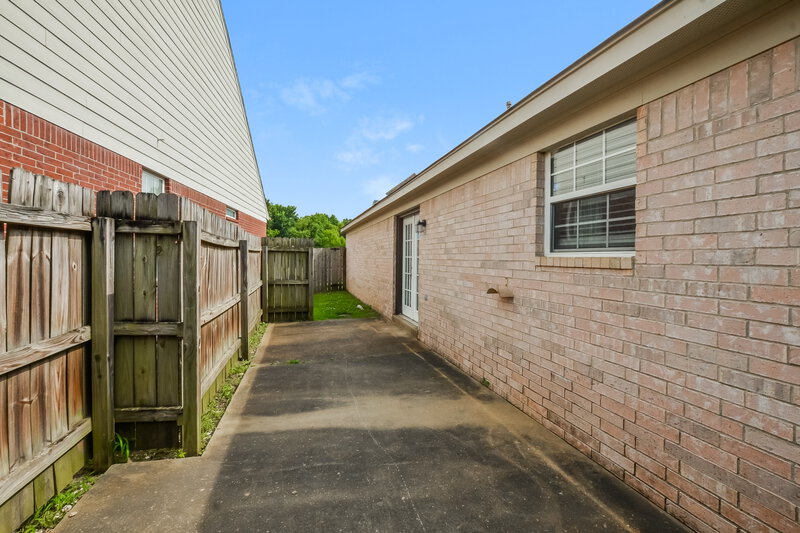 2,100/Mo, 9961 Fox Run Dr Olive Branch, MS 38654 Side Yard View