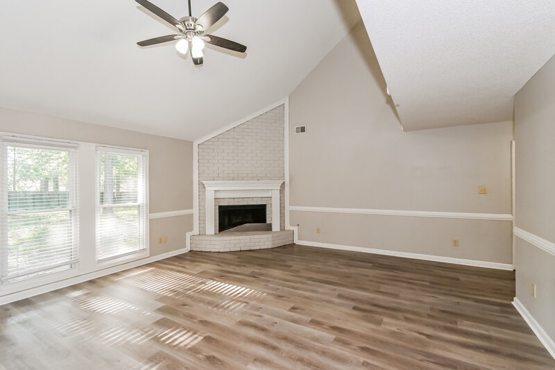 2,565/Mo, 7653 Dexter Run Cir Cordova, TN 38016 Living Room View 2
