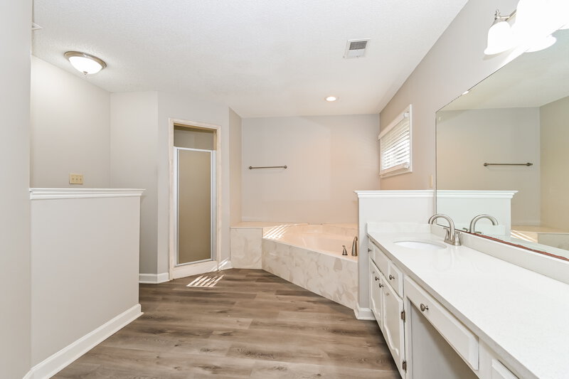 2,565/Mo, 7653 Dexter Run Cir Cordova, TN 38016 Main Bathroom View