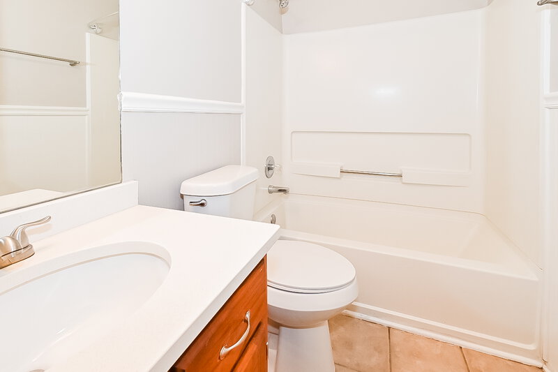 1,600/Mo, 5621 April Dr Southaven, MS 38671 Main Bathroom View