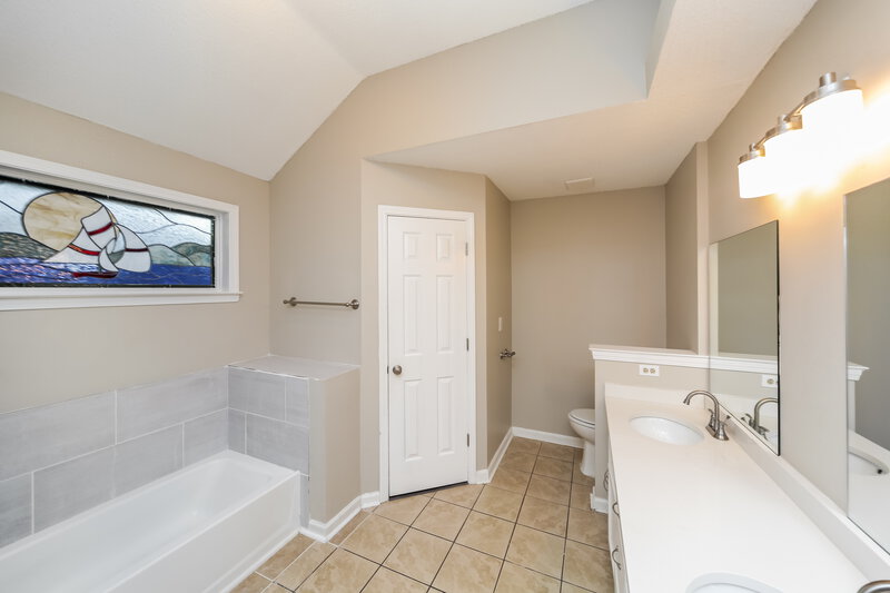 2,410/Mo, 7621 Davis Pkwy Southaven, MS 38671 Main Bathroom View