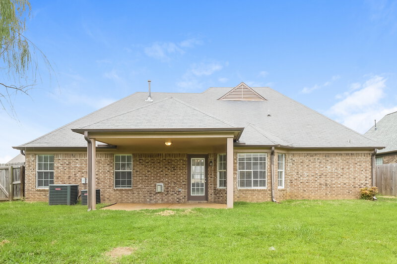 2,365/Mo, 5520 Amanda Belle Southaven, MS 38672 Rear View