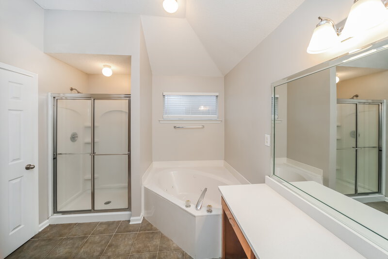 1,910/Mo, 965 Parham Dr Southaven, MS 38671 Main Bathroom View