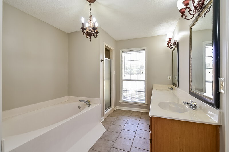 2,285/Mo, 4621 Jessica Dr Southaven, MS 38671 Main Bathroom View