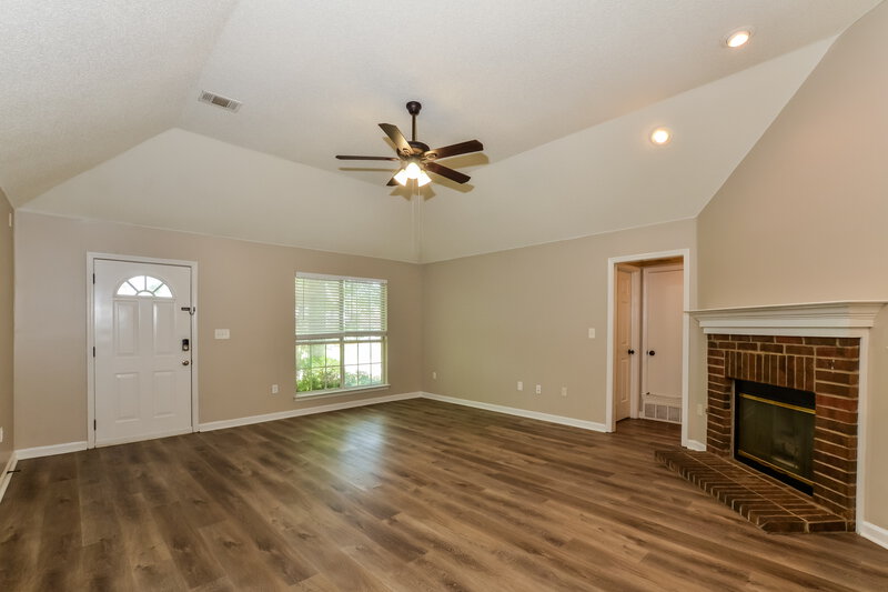 1,885/Mo, 7100 Hunters Horn Dr Olive Branch, MS 38654 Living Room View 3