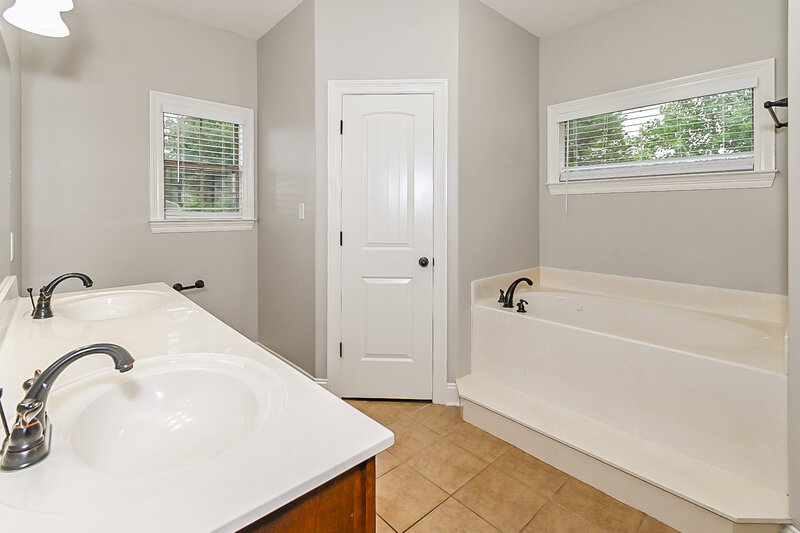 2,000/Mo, 1374 Lake Front Dr E Hernando, MS 38632 Main Bathroom View