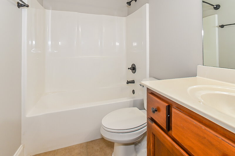 2,000/Mo, 1374 Lake Front Dr E Hernando, MS 38632 Bathroom View