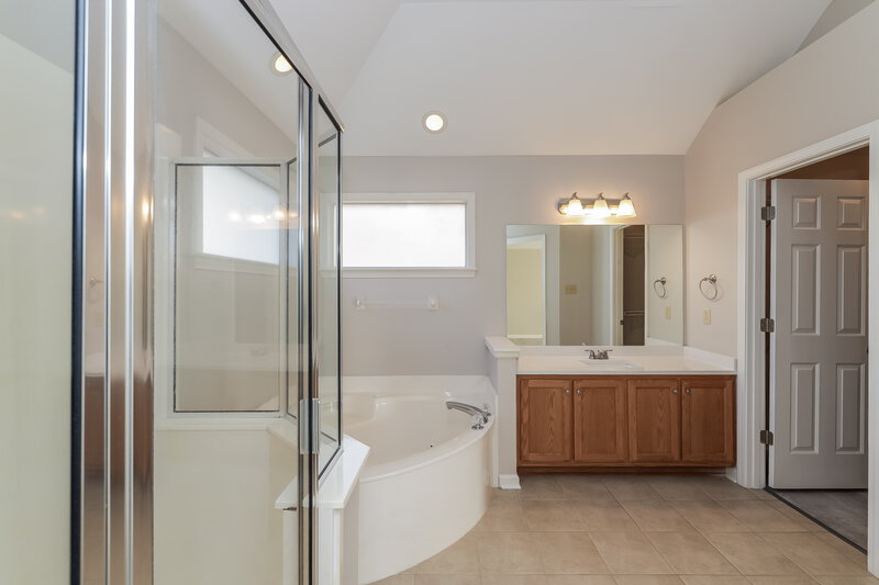 2,340/Mo, 120 Brookwood Cir Oakland, TN 38060 Main Bathroom View