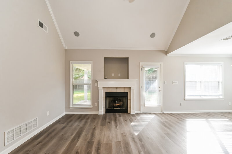 2,450/Mo, 4224 St Anne Cove Southaven, MS 38672 Living Room View 2