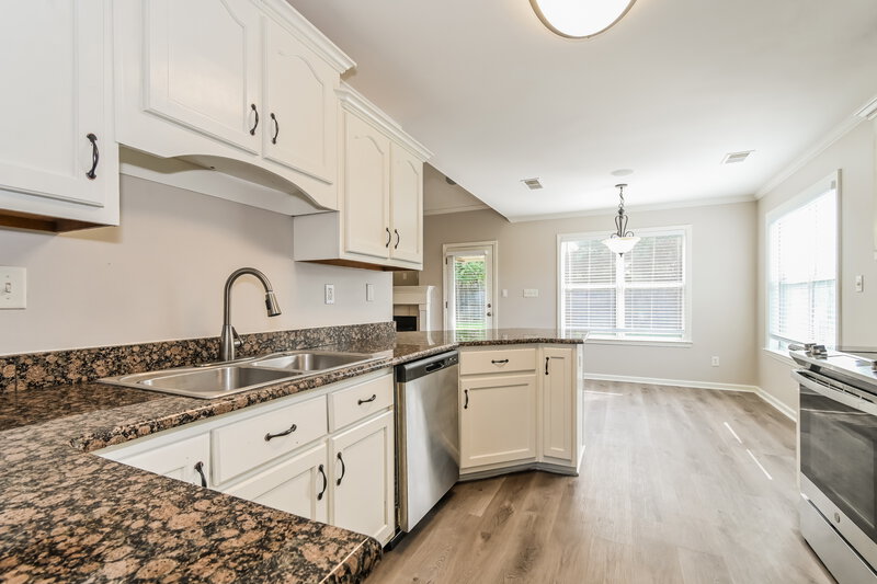 2,450/Mo, 4224 St Anne Cove Southaven, MS 38672 Kitchen View