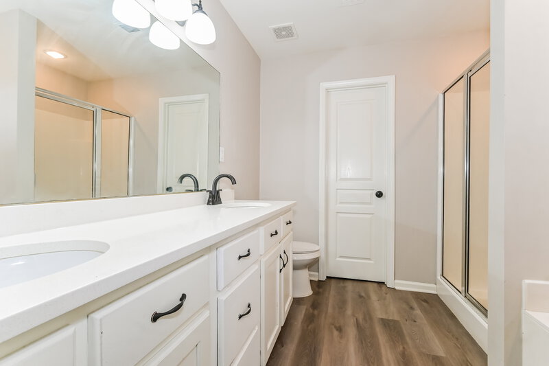 2,450/Mo, 4224 St Anne Cove Southaven, MS 38672 Main Bathroom View
