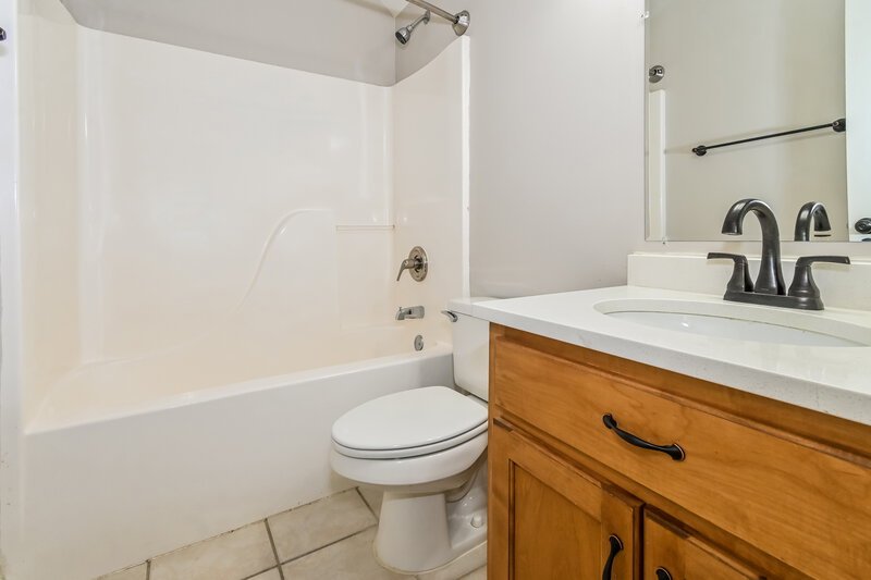 2,450/Mo, 4224 St Anne Cove Southaven, MS 38672 Bathroom View