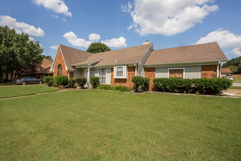 2,360/Mo, 4880 Barkshire Dr Memphis, TN 38141 Front View