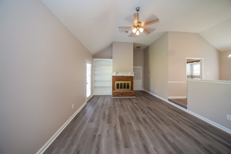 2,360/Mo, 4880 Barkshire Dr Memphis, TN 38141 Living Room View 2