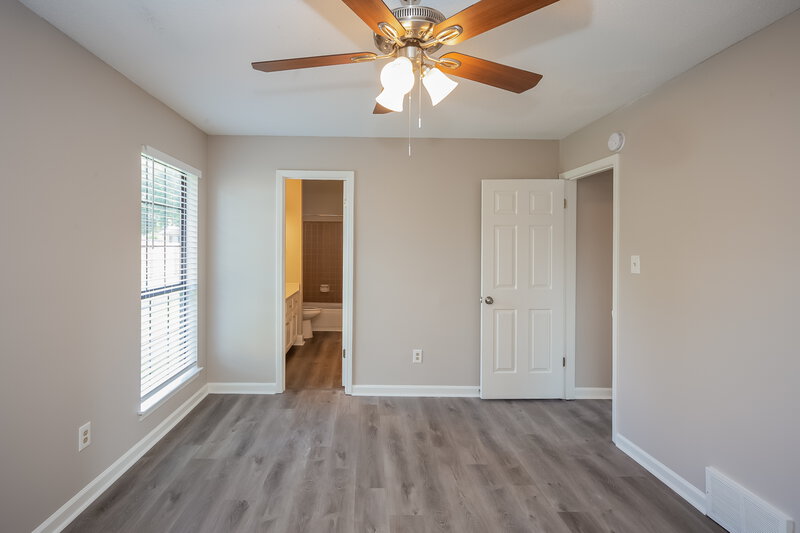 2,360/Mo, 4880 Barkshire Dr Memphis, TN 38141 Main Bedroom View 2
