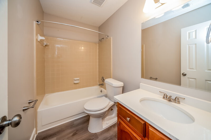 2,360/Mo, 4880 Barkshire Dr Memphis, TN 38141 Main Bathroom View