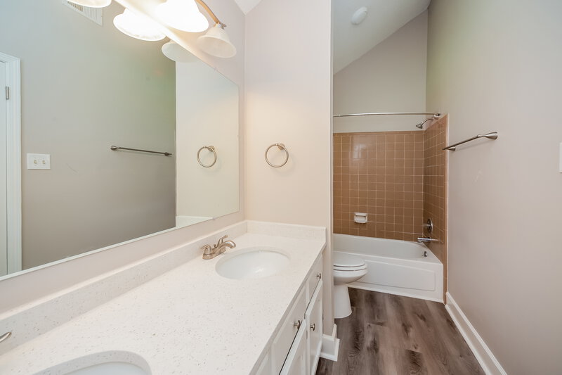 2,360/Mo, 4880 Barkshire Dr Memphis, TN 38141 Bathroom View