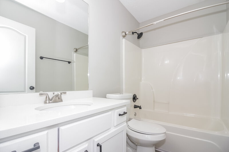 1,995/Mo, 7201 Arcastle Loop W Southaven, MS 38671 Main Bathroom View