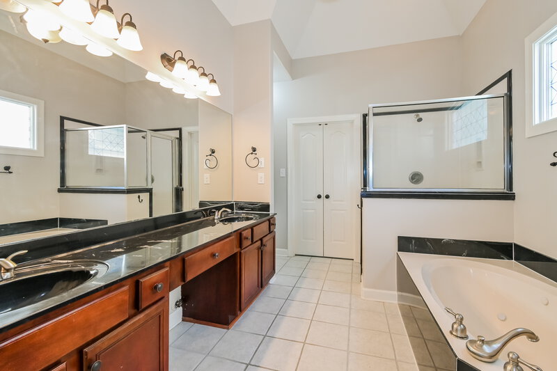 2,595/Mo, 7032 Apache Dr Olive Branch, MS 38654 Main Bathroom View
